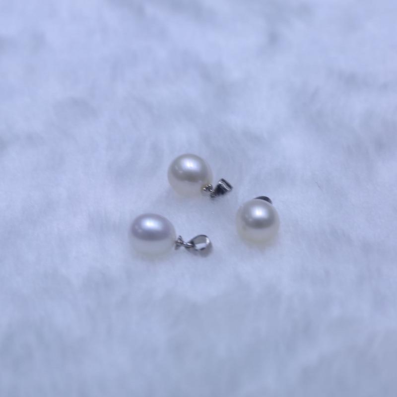 

Teardrop Freshwater Pearl Necklace with 8.5-9.5mm Pearls & S925 Silver Pendant