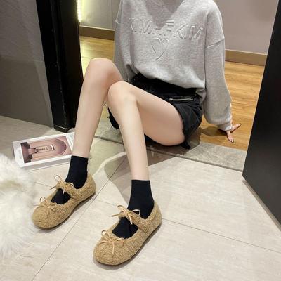 Im Jahr 2024 sind die neuen weichen und flauschigen Schuhe leicht mit einem Fuß anzuziehen. Süße Frühlings- und Herbströcke sind sanft und mädchenhaft und zeigen kleine Füße.