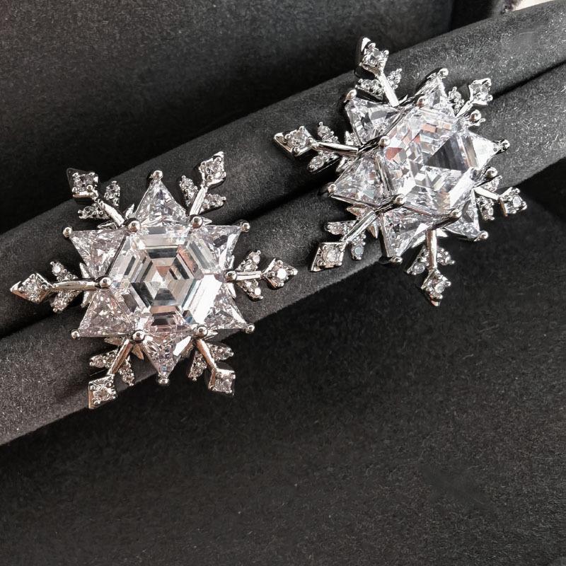 

Silver Needle Zircon Starburst Snowflake Earrings - Fashionable and Exquisite Light Luxury Jewelry.