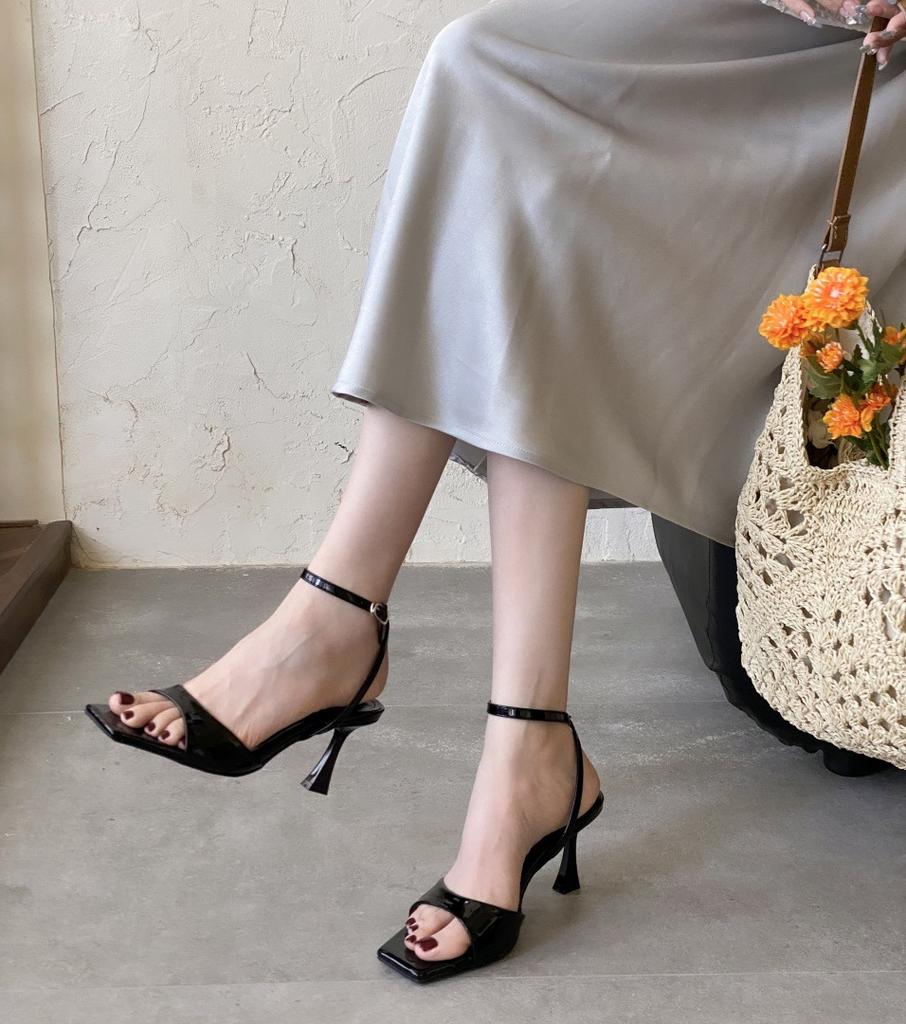 South Korea Dongdaemun women's shoes 25 summer new models with French square head solid color temperament open-toed thick-heeled sandals