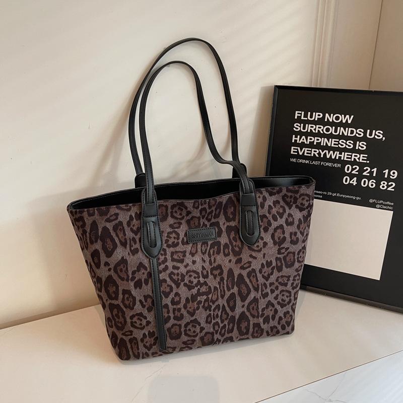 Large capacity bag 2025 new versatile student class commuting shoulder bag women's bag high-end leopard print tote bag