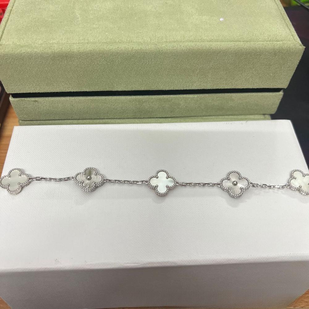 Vierblättriges Klee- und Fünfblüten-Armband mit rotem Achaten - Ein Geschenk für deine Freundin