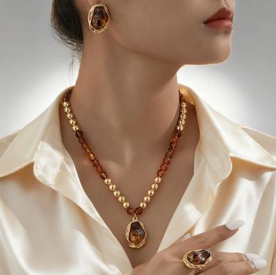 Set di gioielli da donna retrò europeo e americano: Set 3 Pezzi Collana, Orecchini e Anello in Metallo Irregolare e Perle Finte