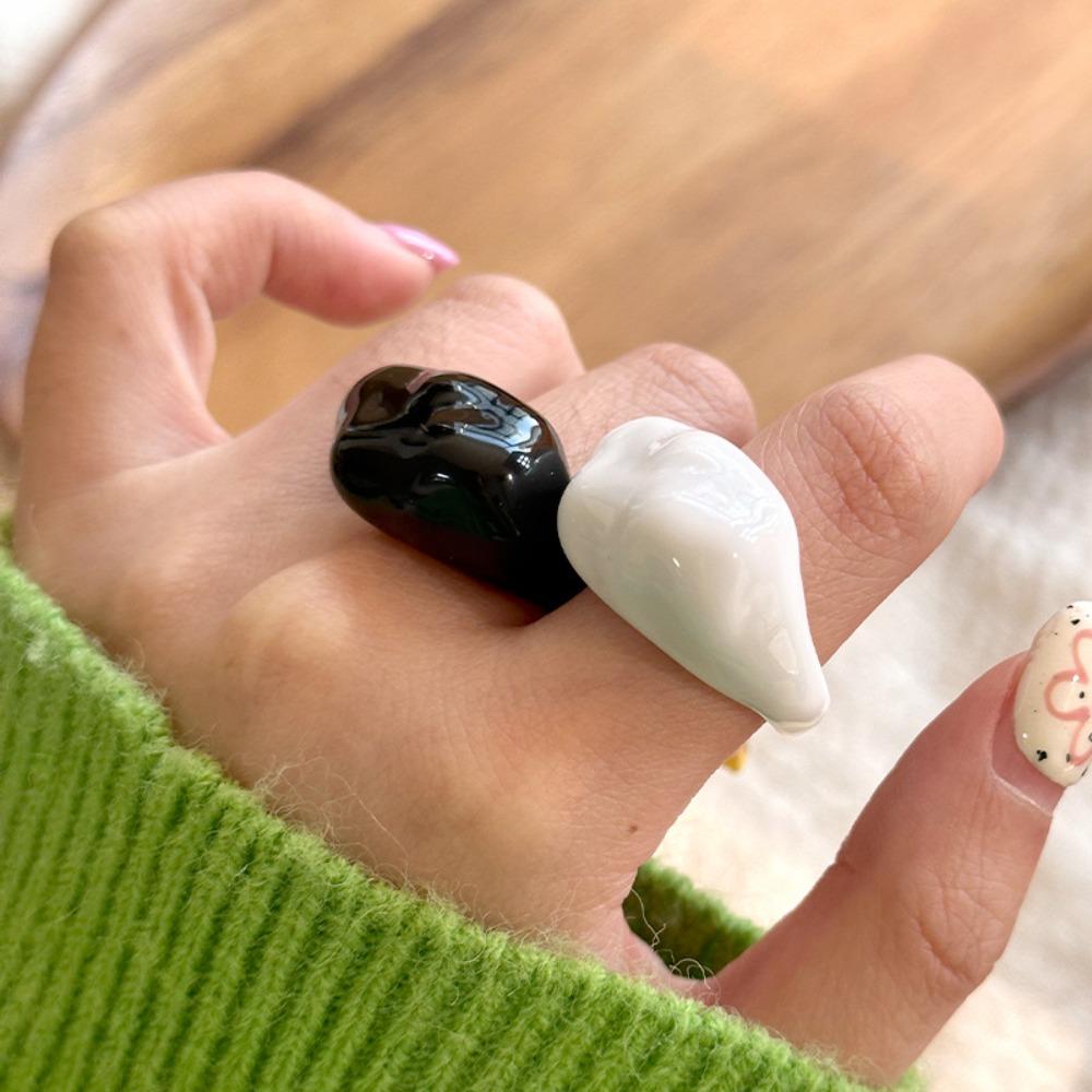 Exaggerated Personality Irregular Geometry Black White Resin Rings for Women Fashion Designer Finger Jewelry Accessories Gifts