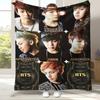 Modische B-BTS Kpop Flanelldecke, Ultraweiche Warme Plüschdecke für Zuhause Schlafzimmer Bett Sofa Abdeckung Büro Camping Picknick Geschenk