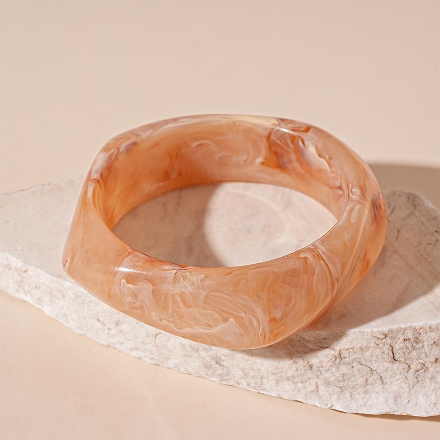 Retro European-American Large Geometric Resin Bangle - Bold, High-End Statement Jewelry for Women