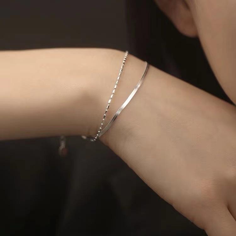 Einfaches flaches Schlangenknochen-Armband mit doppelter Schicht für Damen