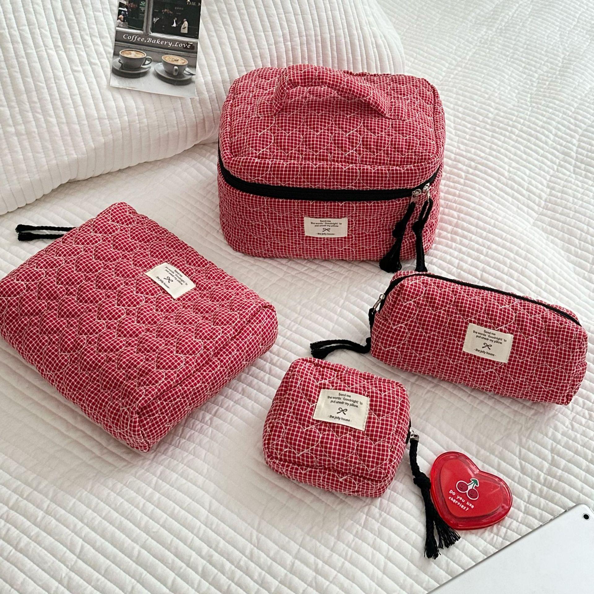 

2025 Women s Red Heart Quilted Makeup Bag - Large, Portable Travel Cosmetic & Toiletry Organizer Small червоний