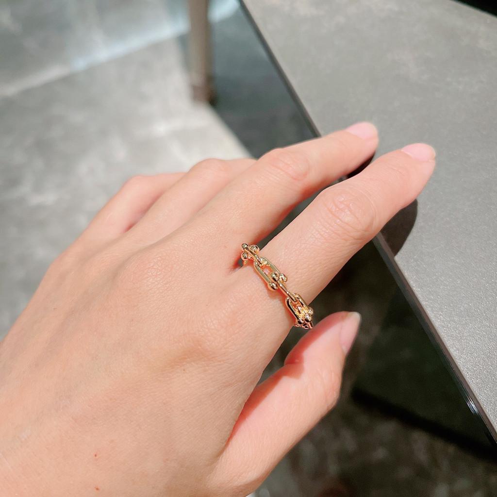 The ring is made of aurous material, which is breathtakingly beautiful. This summer, the hottest new item is the dual color electroplating 18k