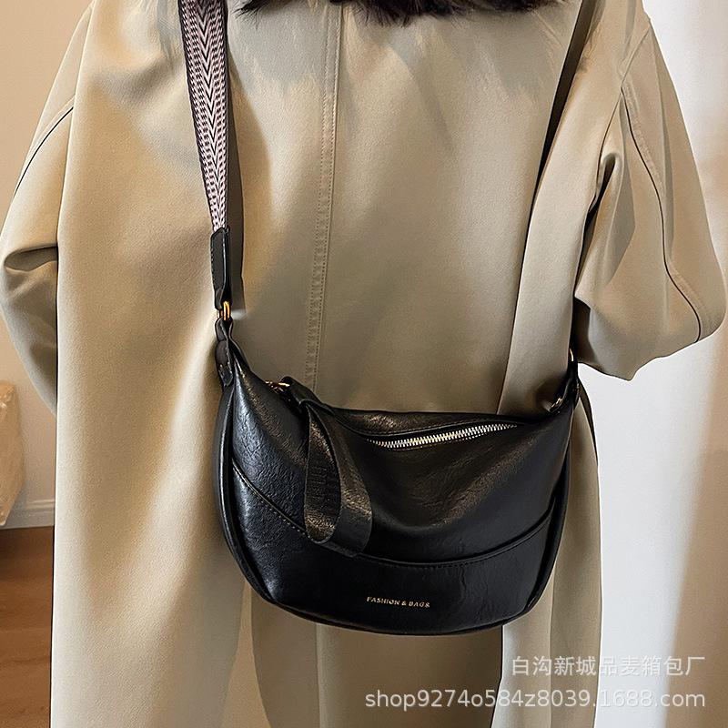 French Niche Fashion Wide Shoulder Strap Small Bag Women 2025 New Trendy Internet Celebrity Popular Dumpling Bag Foreign Style Messenger Bag