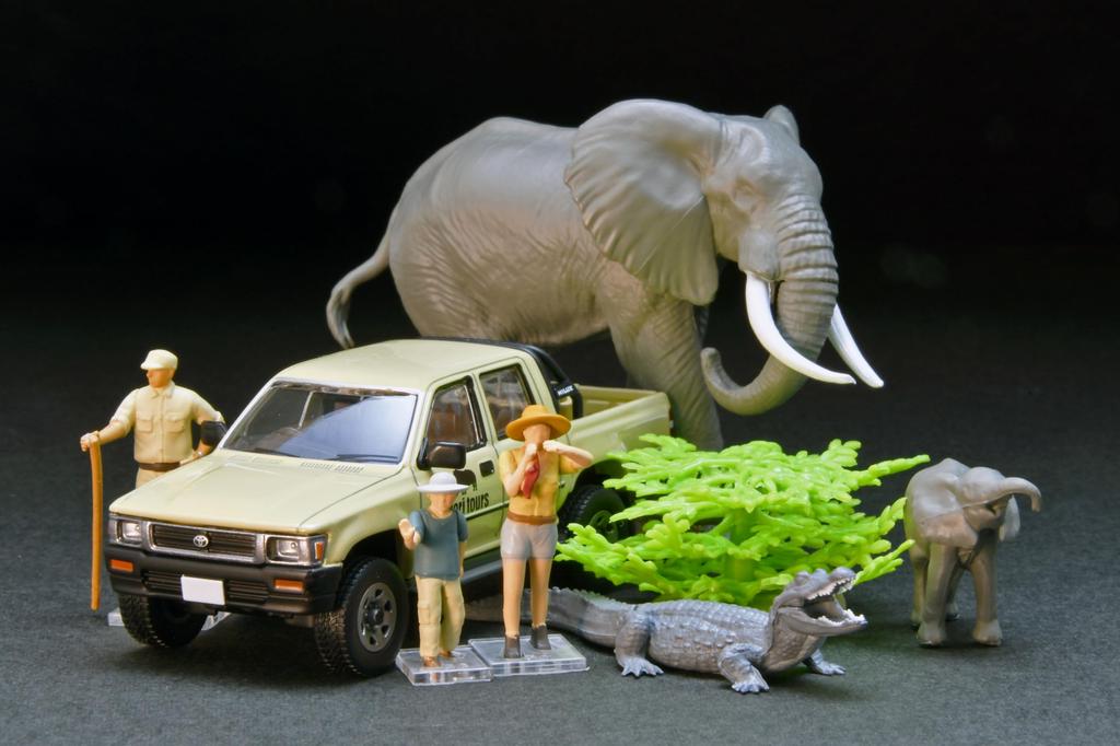 Tomytec Kaiyodo x Tomica Limited Vintage DioColle 64 #CarSnap 29a Safari 2 (Toyota Hilux 4WD Pickup with Double Cab) ABS Resin and PVC Figures and
