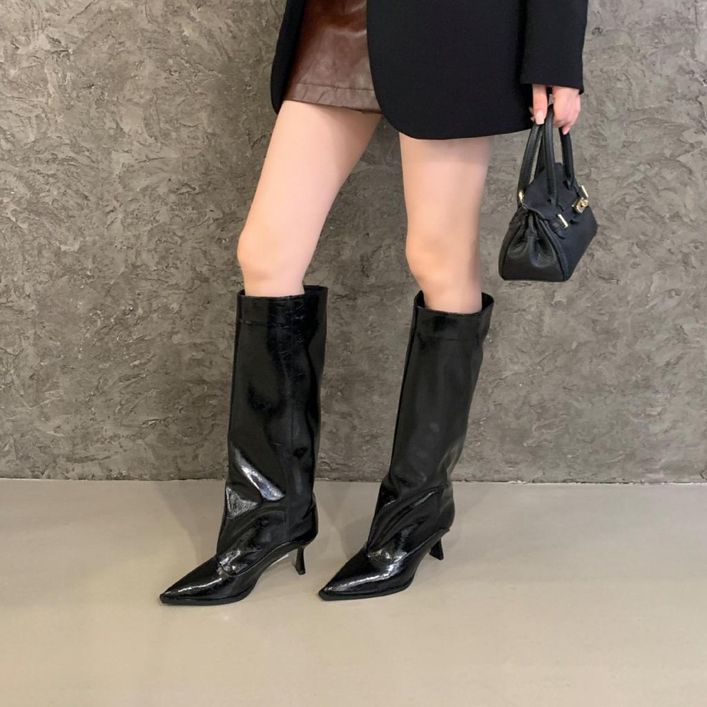 Graue Lackleder Stiefel mit spitzer Spitze, plissiert, weiblicher Hot-Style, feiner Absatz, hoher Schaft, aber kniehoher Absatz, Ritterstiefel