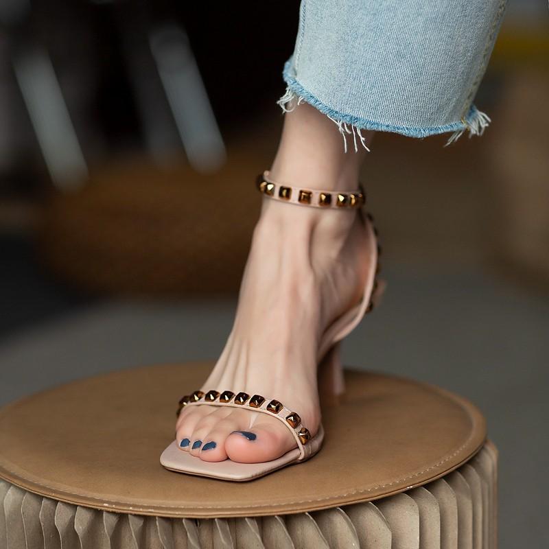 Sandales à rivets été pour femmes talon moyen 2024 nouvelles polyvalentes stiletto chaussures romaines marée ins célébrité Internet talons hauts professionnels
