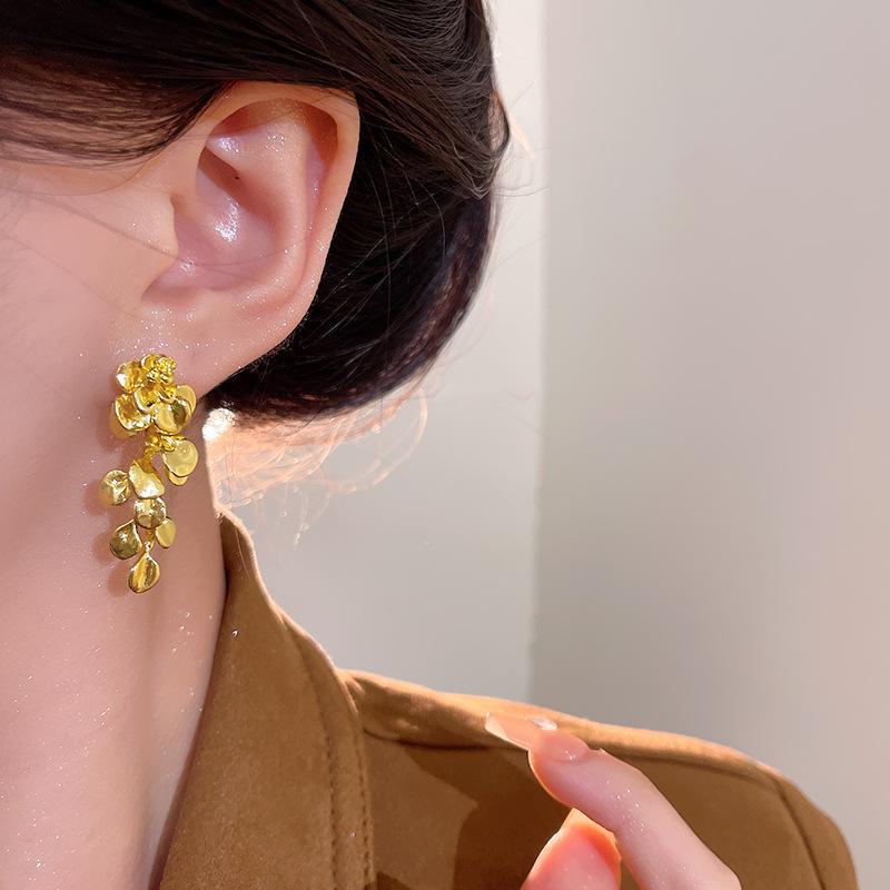 Elegante High-End Metallische Blatt Lange Quaste Blume Ohrringe für Frauen