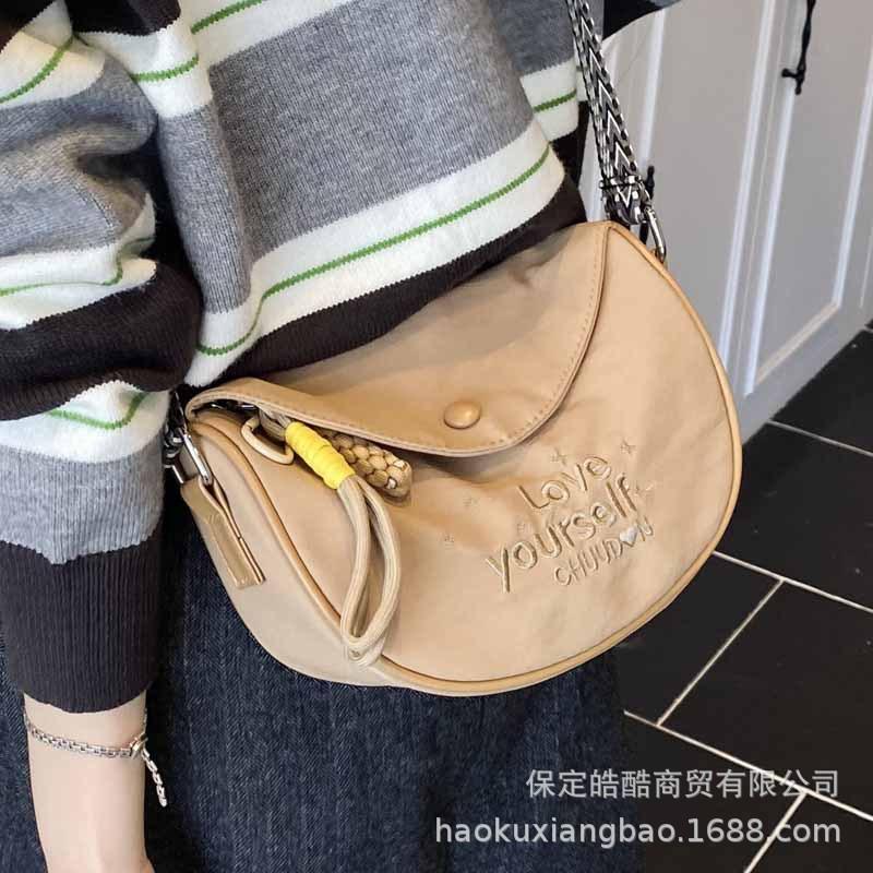Casual bag women's 2025 new summer walking mobile phone small messenger bag fashion super fire shoulder bag saddle bag