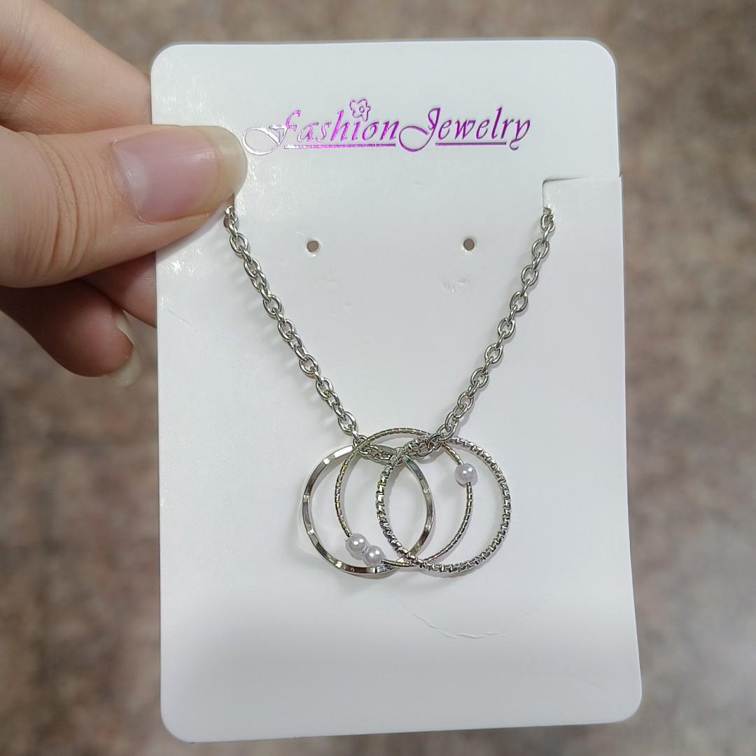 

2025 Новое женское ожерелье в японском и корейском стиле: Милая и классная цепочка на ключицу с подвеской Love и металлической текстурой