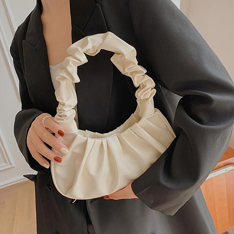 A Stylish Pleated Cloud Bag Designed for Women, Perfect for The Shoulder Or As an Armpit Bag, Featuring a Trendy And Versatile Design.