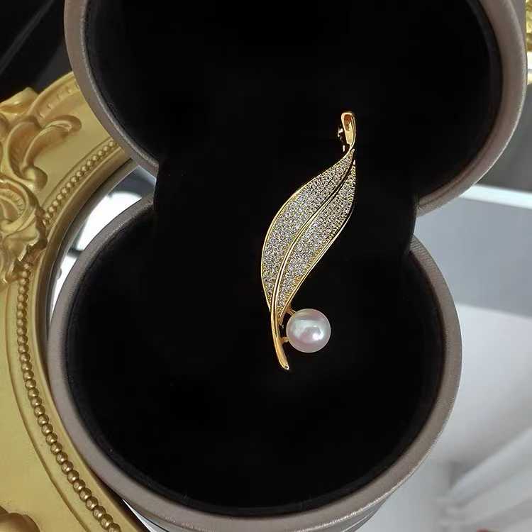 Exquisite Gold Plated Luxury Zircon Inlaid 8-9mm Natural White Bread Freshwater Pearl Leaf Brooch for Women золотой