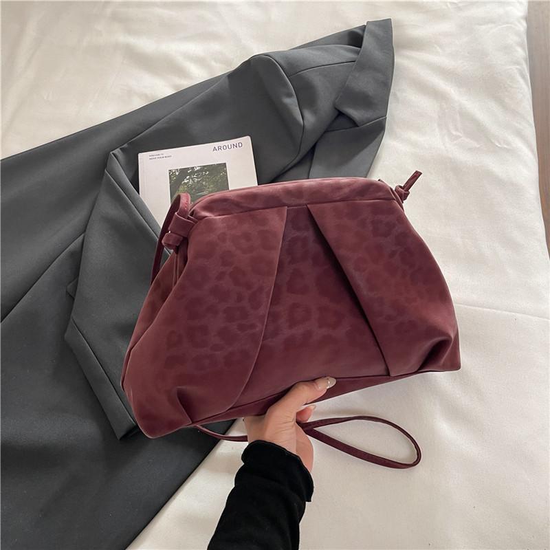 

Ретро сумка с леопардовым принтом женская осенняя новая сумка-клипса для поездок модная и простая нишевая на плечо мессенджер красный