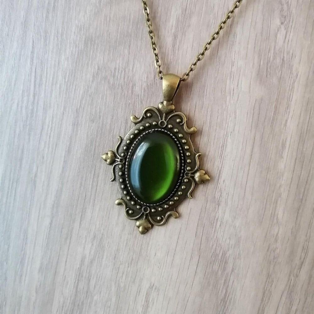 Medieval Victoria Pattern Oval Bronze Color Green Opal Pendant Necklace for Women Men Gothic Retro Jewelry Accessories Gifts