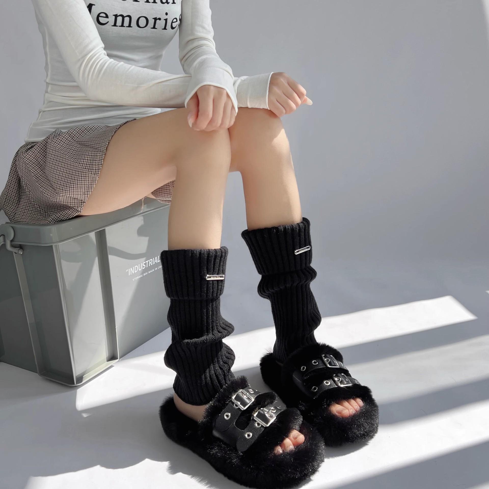 

Модные вязаные носки с ворсом из телячьей шерсти: Y2K White Metal Label Осенние/зимние женские сапоги Чехлы для ног boutique, with card pin чёрный