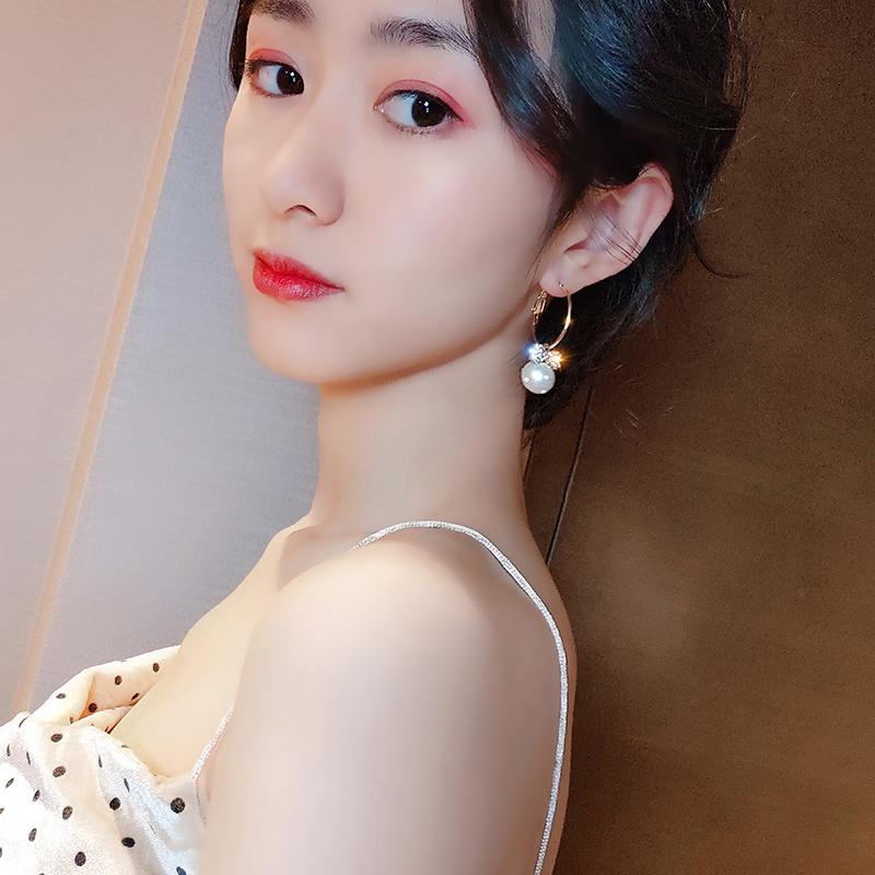 Chica Coreana Linda Concha Pequeños Pendientes Colgantes De Chica Coreana Linda Concha Pequeños Pendientes Colgantes De