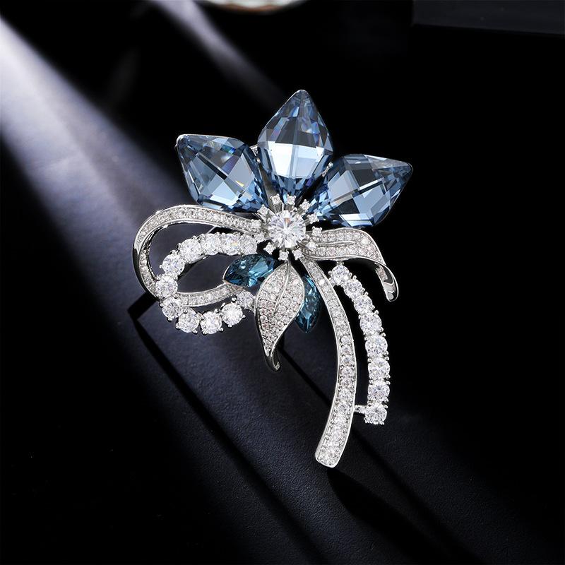 Broșă Elegantă cu Design de Lux Lejer pentru Femei, cu Zircon Incrustat, în Formă de Floare, la Modă și Versatilă, cu Senzualitate Niche