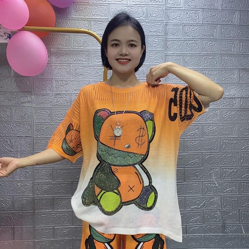 

Шикарный женский летний комплект 2025 года: топ с коротким рукавом и шорты с графикой медведя оверсайз и ажурной отделкой One Size