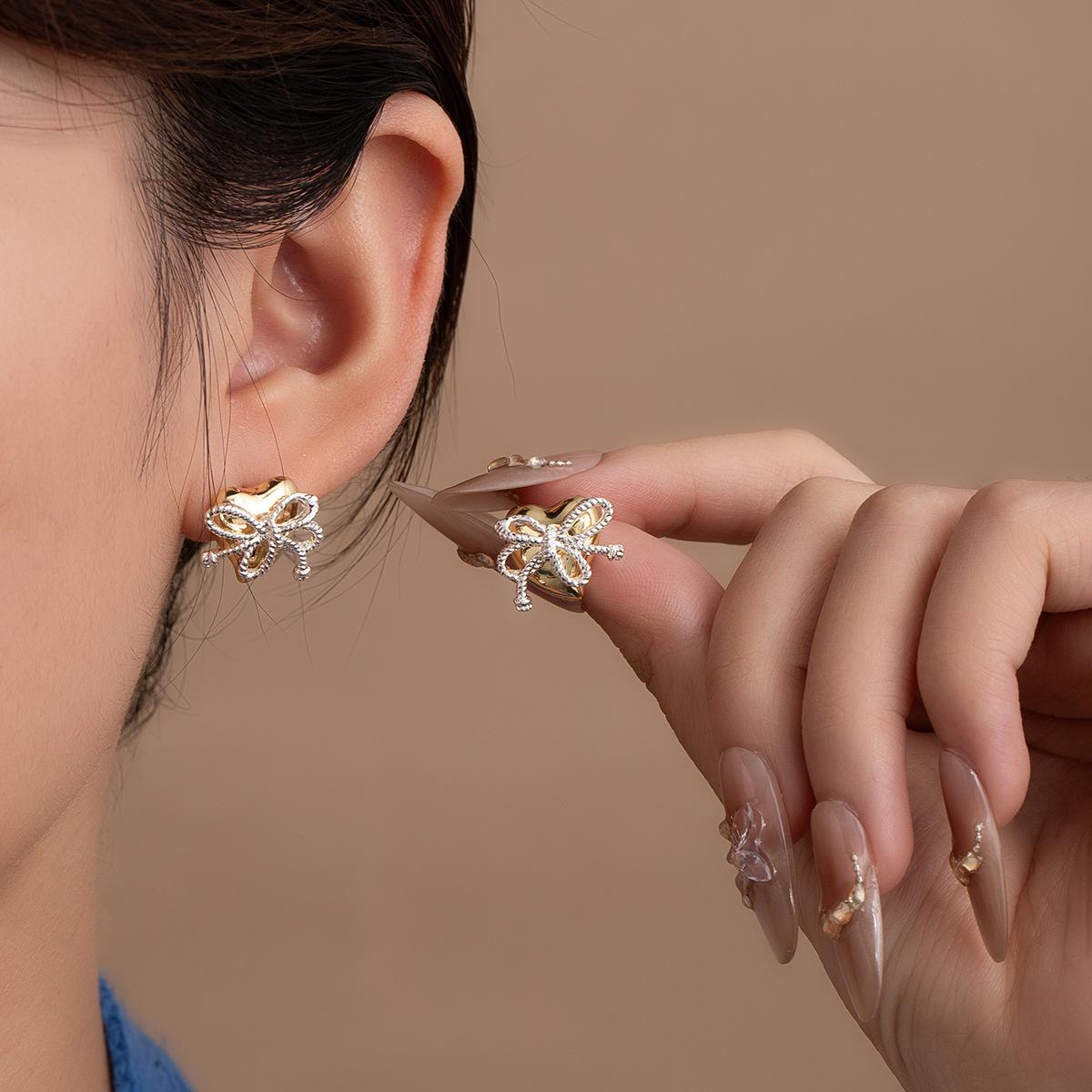 Серьги-гвоздики «Бант Любви» — это маленькие, изысканные и милые серьги, с модным дизайном, простые и элегантные серьги.