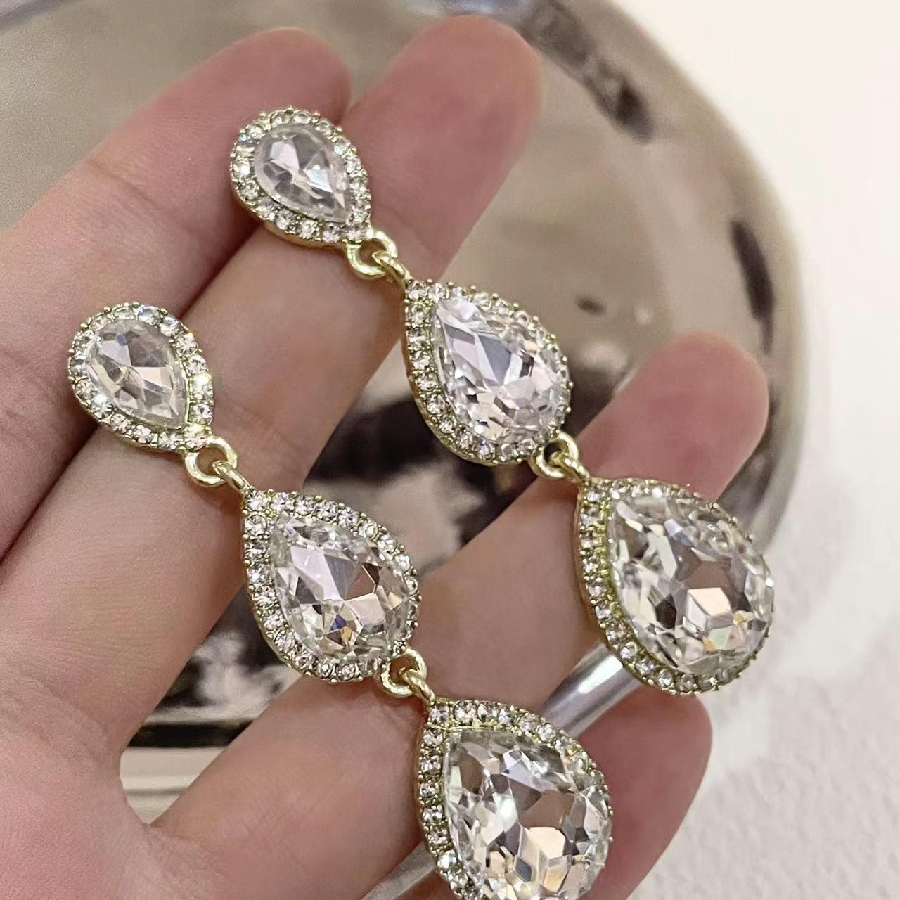 

2023 Trendy Rhinestone Teardrop Stud Earrings - Versatile, Sparkly, and Fashionable Design золотой