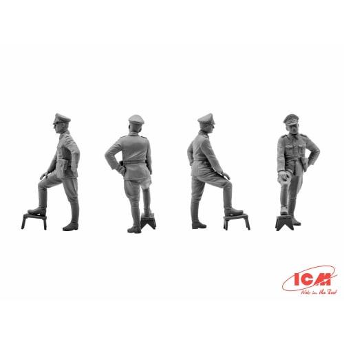ICM 1/35 German Patrol (Infantry & Shoe Shine Boy 1939-1942) Plastic Model Kit 35561