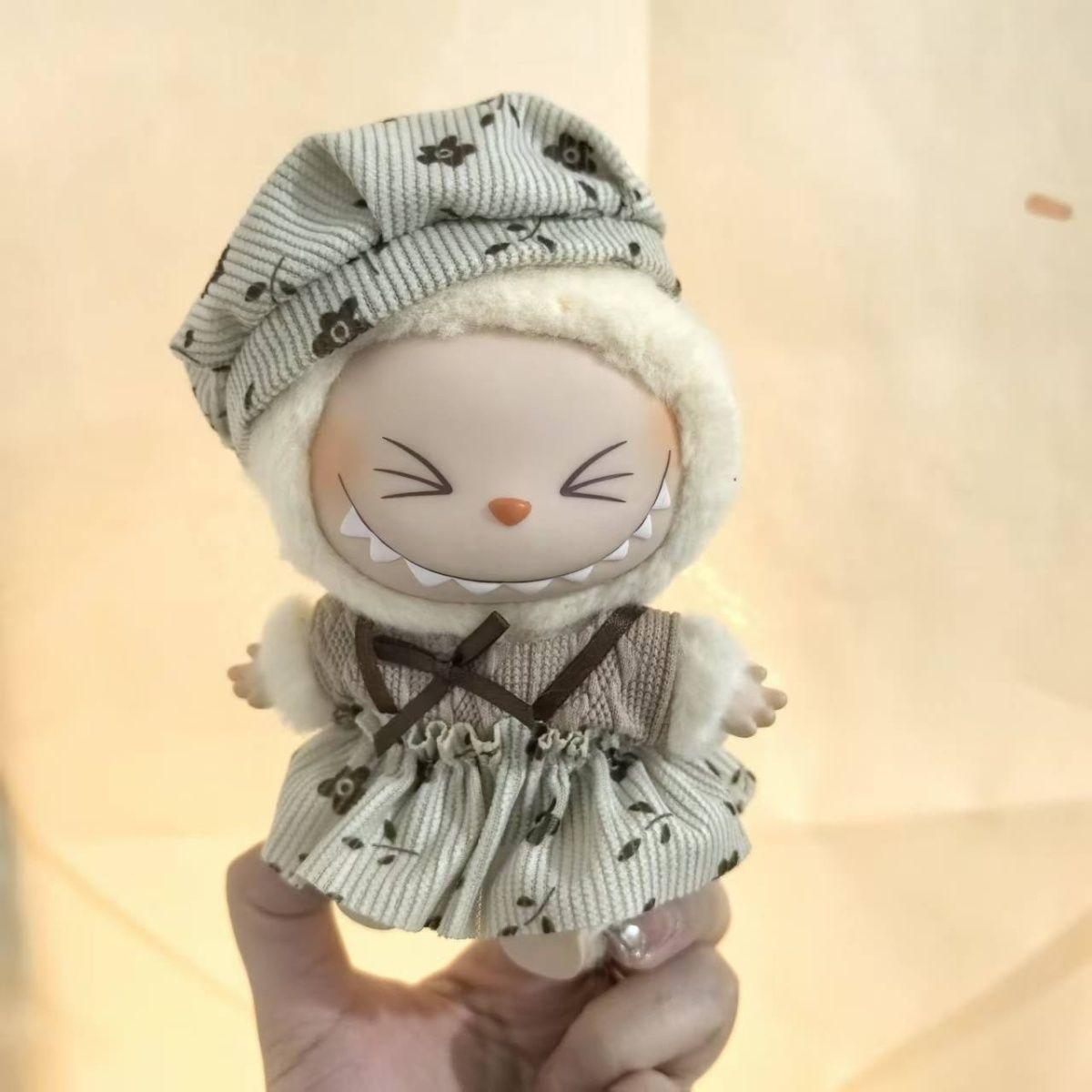 

Только Детская Одежда Одежда Labubu Подвеска Одежда Labubu Сидящая Детская Одежда Серый Свитер Весенняя Шляпа с Цветком excluding dolls