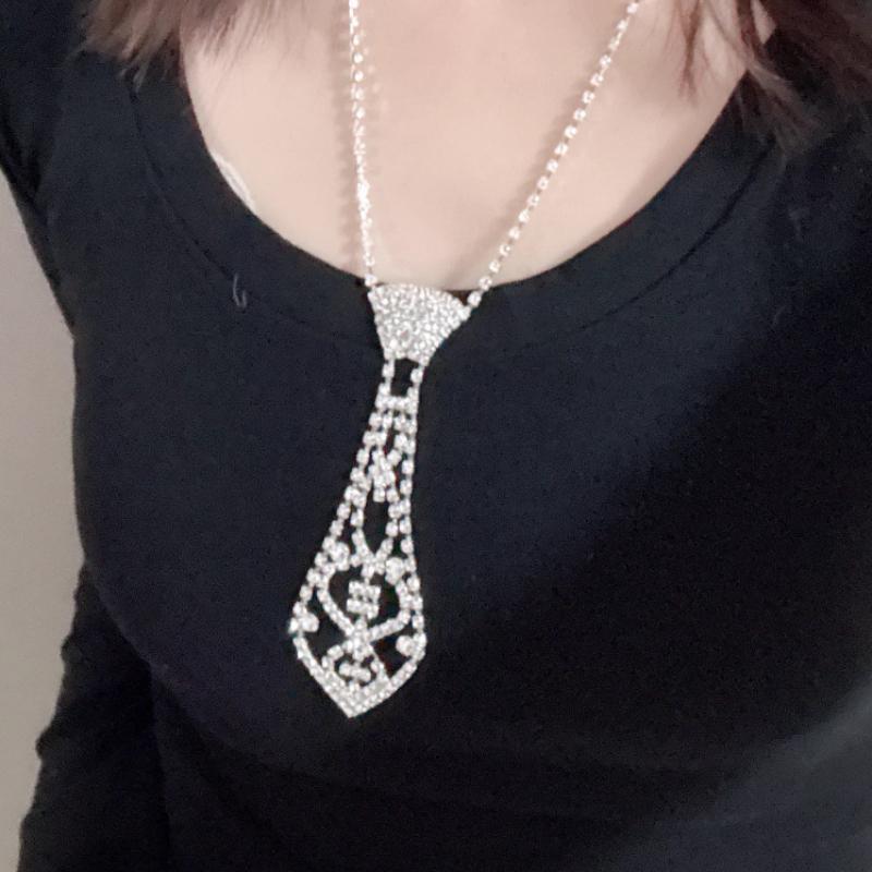 Luxury Rhinestone Tie Shape Pendant Necklace, Sparkling CZ Hollow Choker, Elegant Bridal Wedding Party Jewelry for Women