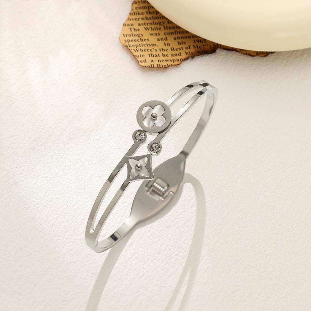 Raffinato Bracciale Quadrifoglio Guscio Bianco Acciaio di Titanio - Gioiello Elegante e Lussuoso da Donna