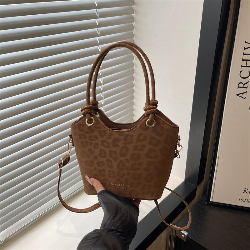 Handliche kleine Tasche mit großem Fassungsvermögen, Damen Herbst neue Tasche, modische Pendler-Bucket-Bag, strukturierte Umhängetasche