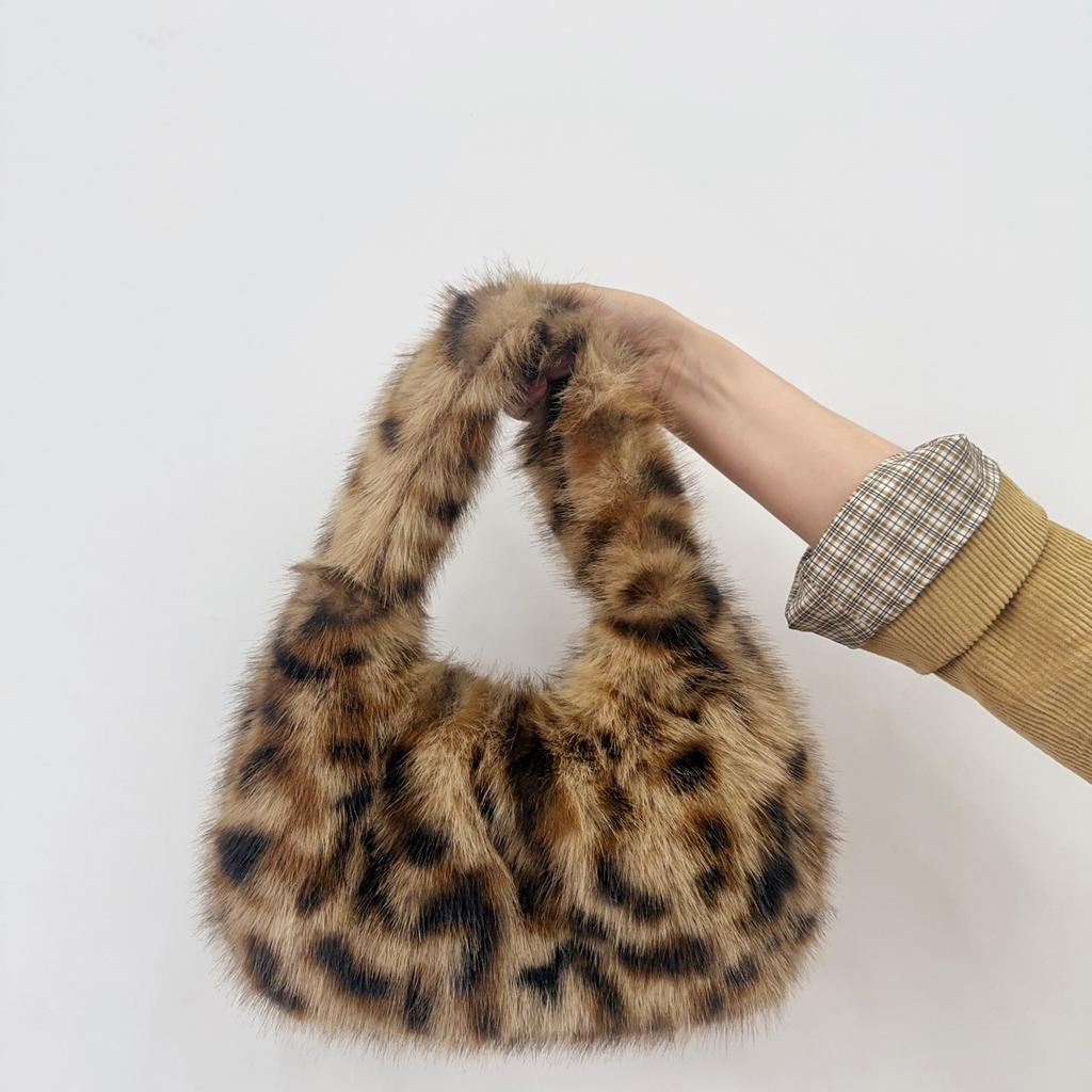 Fluffy Purses for Women Cute Fuzzy Tote Handbag Plush Y2K Hobo Shoulder Bag Faux Fur Clutch Bag Fuzzy Women's Plush Purse Underarm Handbag Hobo Tote