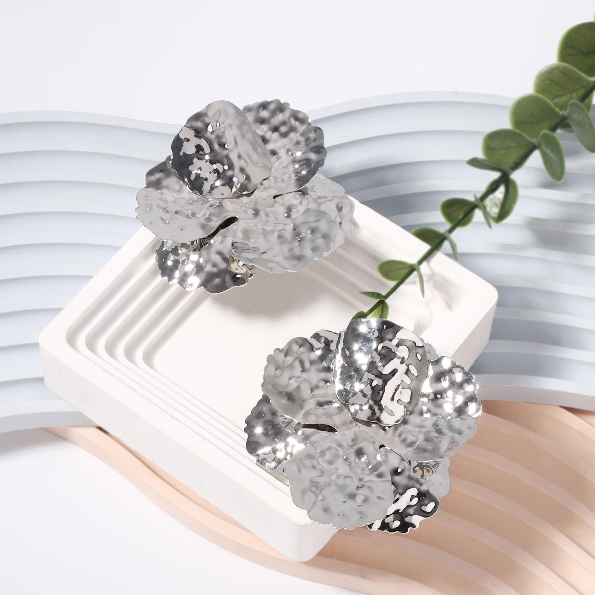 

European and American fashion niche style irregular bump texture metal big flower versatile temperament women, stud earrings срібний