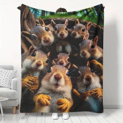 Eine Eichhörnchen-Flaneldecke - eine weiche und bequeme Polyester-Ganzjahresdecke mit niedlichem Eichhörnchen-Design und Druck