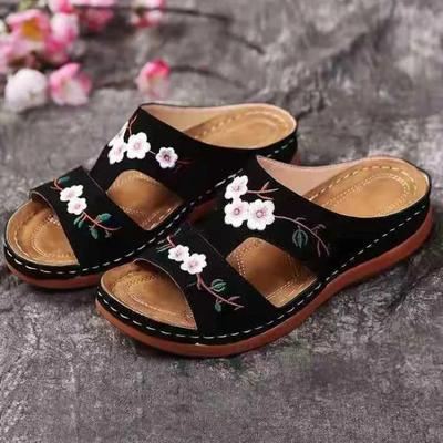Pantoufles d'été pour femme Mode Broderie Fleurs Sandales Femmes Confortables Compensées Chaussures de Plage Bout Ouvert Femmes Sandalias de mujer