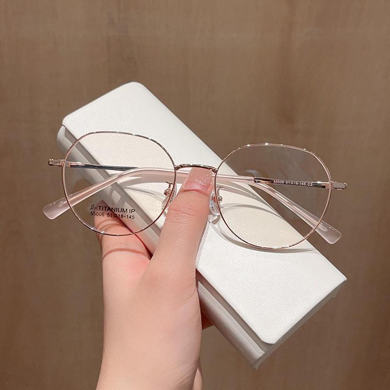 Monture de lunettes polygonale rétro en métal uni. Visage rond. Peut être équipée de verres correcteurs.