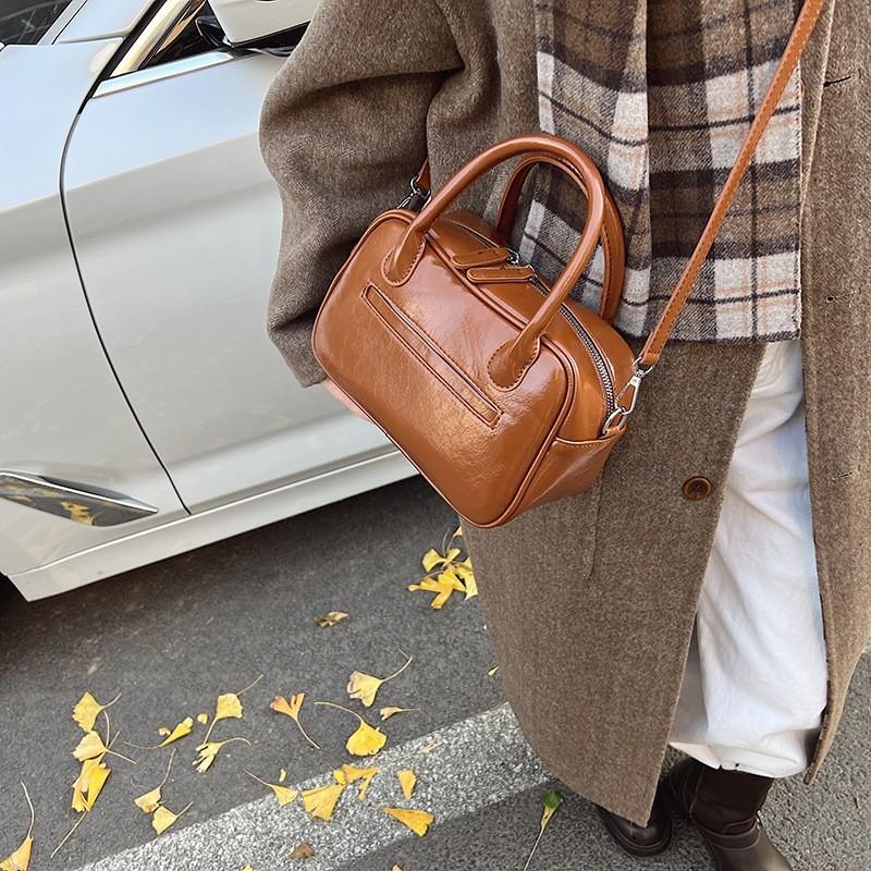 IELGY Retro Large Capacity Autumn Winter Niche Design Shoulder Messenger Bag Portable Commuter Bag