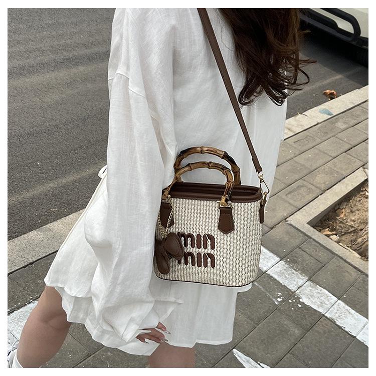 2025 Influencer-Stil Damen gewebte Crossbody Bucket Handtasche für Sommer-Strandurlaube