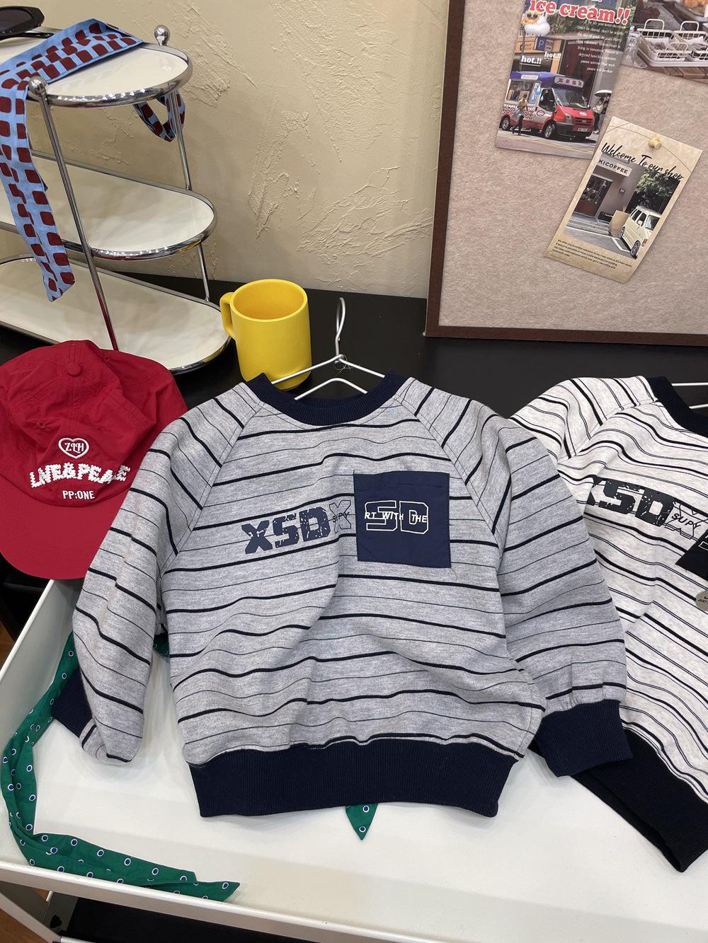 

Striped Crew Neck Sweatshirt with Chest Pocket - 2025 Autumn New Trendy Top for Boys, Spring & Autumn Lightweight Style. 120cm (Age 9) темно-серого