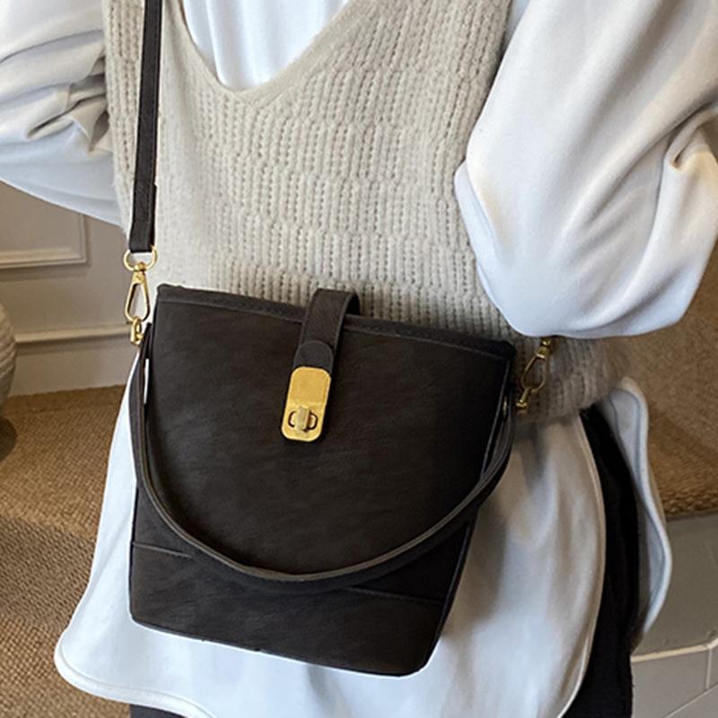 Fashion Small Bag Women's Winter Tide Fashion Hand Carrying Bucket Bag Popular Retro Commuter Messenger Bag
