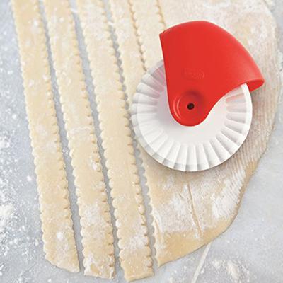 Küchengebäck-Schneiderad Pizza-Rollen-Rand-Rad-Rollen-Schneide-Backen-Werkzeuge Manuelle Twist-Rad-Schneidemaschine