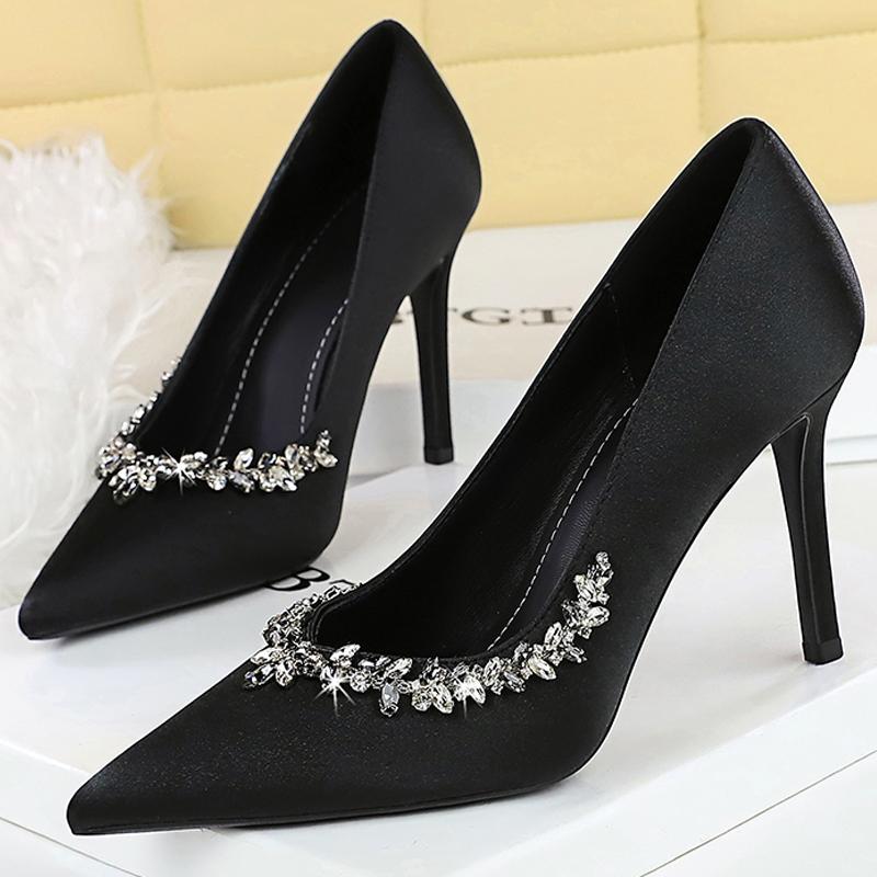 Fashion 2025 NEW silks satins Women Pumps Rhinestone design High Heels Stilettos 10 cm and 7 cm Luxury banquet shoes Sexy party shoes