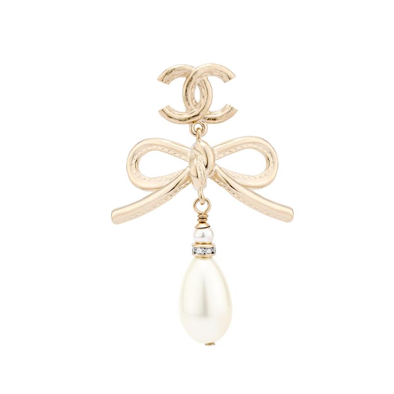 

CHANEL Classic Double C Metal Bow Pearl Earrings Gold золотий
