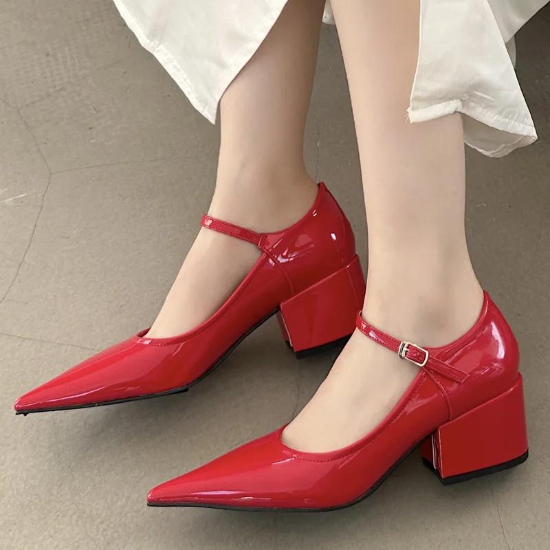 2025 Neue Frühling Lackleder Schnallenriemen Damen Pumps Sandalen Mode Spitzschuh Quadratische Niedrige Absätze Hochzeitsschuhe