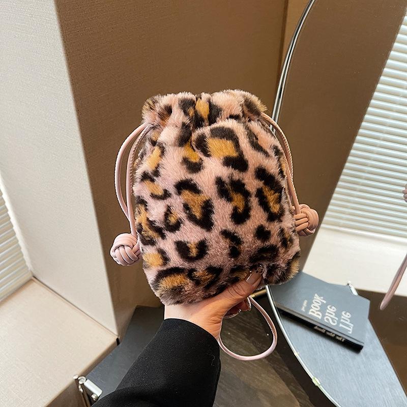 Autumn and winter plush leopard print mobile phone bag women's new cute drawstring shoulder bag bucket messenger bag