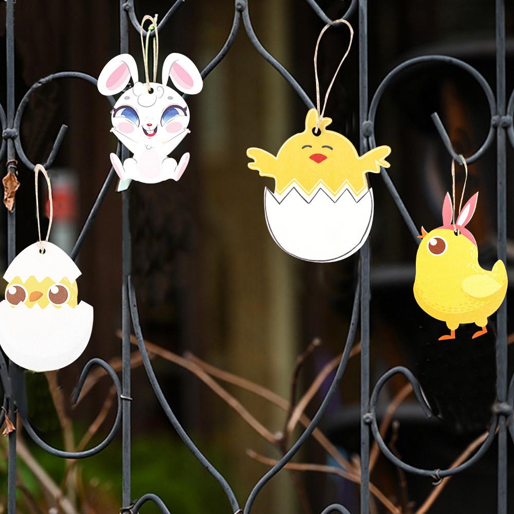 Entzückende Osterdeko mit bunten Holzanhängern in Hasen-, Küken- und Eiform